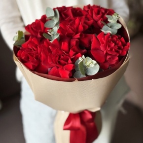 Букет "Красная пантера" из 7 роз Эквадор и эвкалипта в Коломне