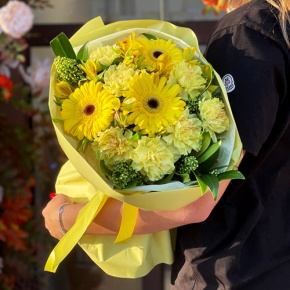 Букет "Солнечная пора" из гербер, альстромерий, скиммии и диантусов в Коломне