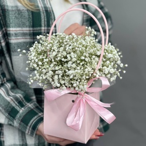 Композиция в сумочке из гипсофил в Коломне
