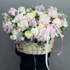 Композиция в корзине из роз Эквадор и ароматных маттиол в Коломне