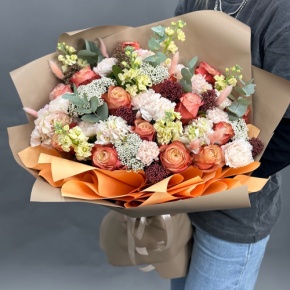 Букет "Татьяна" из маттиол, гортензий, роз Эквадор Кахала, диантусов, скиммии и озатамнуса в Коломне