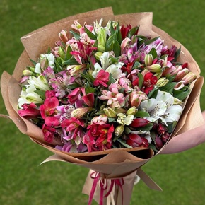 Букет из 25 альстромерий в крафте в Коломне