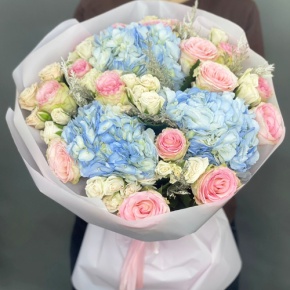Букет "Легкий ветерок" из роз, конифера и гортензий в Коломне
