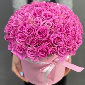 Композиция в шляпной коробке из 71 кенийской розы в Коломне