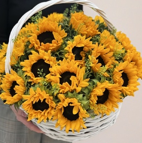 Композиция в корзине из 29 подсолнухов в Коломне