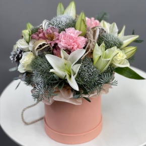 Композиция в шляпной коробке "Снегопад" из нобилиса, лилий, диантусов и альстромерий в Коломне