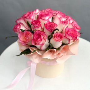 Композиция в шляпной коробке из 19 роз Джумилия в Коломне