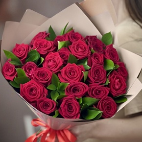 Букет из 25 красных роз и рускуса (50 см) в Коломне