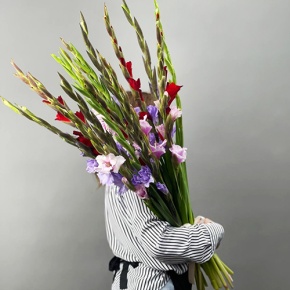 Букет из 25 гладиолусов микс в Коломне