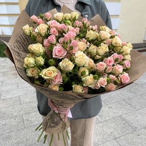 Букет из 19 кустовых роз в крафте (60 см) в Коломне