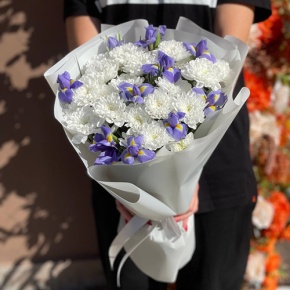 Букет из ирисов и хризантем в Коломне