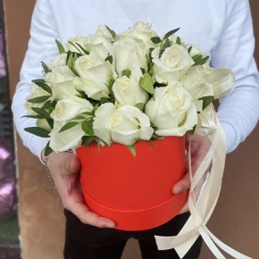 Композиция в шляпной коробке из 25 белых роз в Коломне