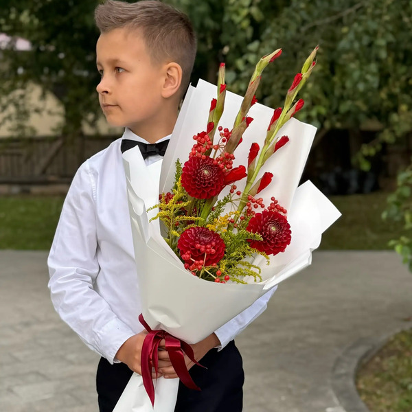 Букет на 1 сентября с красными гладиолусами, георгинами и калиной в Коломне