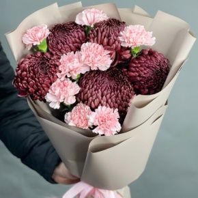 Букет из хризантем Бигоуди и розовых диантусов в Коломне
