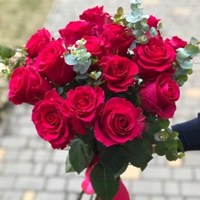 Букет из малиновых роз Эквадор Пинк Флоид и эвкалипта в Коломне