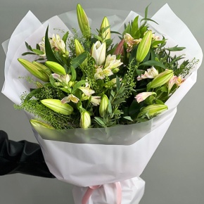 Букет из ароматных лилий и альстромерий в Коломне