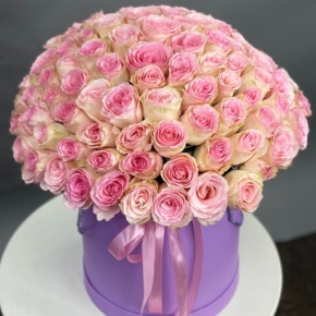 Композиция в шляпной коробке из 151 розы кения в Коломне