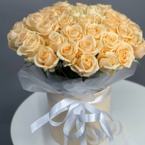 Композиция в шляпной коробке из 45 кремовых роз в Коломне