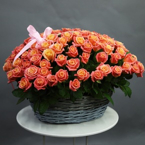 Композиция в корзине из 101 розы Мисс Пигги (50 см) в Коломне