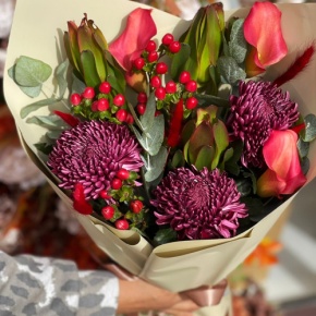 Букет "Элиза" из хризантем Бигоуди, гиперикума, сафари и калл в Коломне