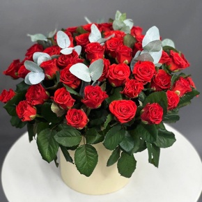 Композиция в шляпной коробке из роз Эль Торо с эвкалиптом в Коломне