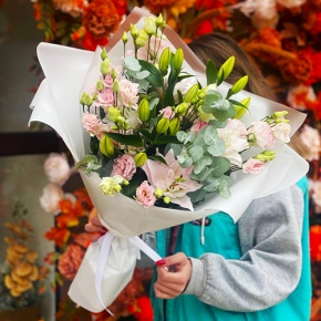 Букет "Моё лето" из ароматных пионовидных лилий и махровых эустом в Коломне