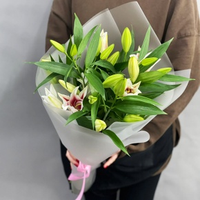 Монобукет из 3 бело-розовых лилий в Коломне