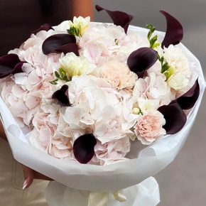 Букет "Пенелопа" из калл, гортензий, ароматных фрезий и диантусов в Коломне