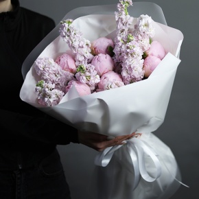 Букет "Покажи мне любовь" из пионов Сара Бернар и ароматных маттиол в Коломне