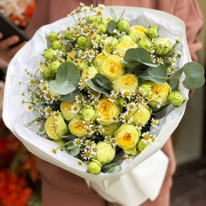 Букет "Иветта" из лимонных пионовидных кустовых роз и ромашек в Коломне