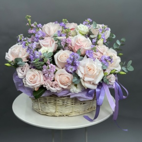 Композиция в корзине из французских роз и ароматных маттиол в Коломне