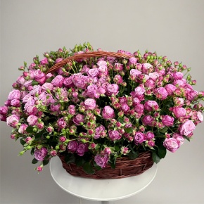 Композиция в корзине из 51 кустовой пионовидной розы в Коломне
