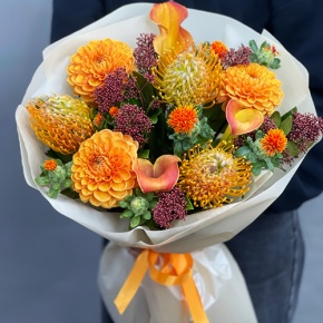 Букет "Пейзажи Левитана" из калл, лейко, георгин, скиммии и занзибара в Коломне