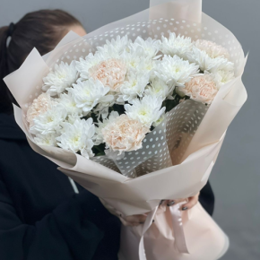Букет из хризантем и диантусов пудра в Коломне