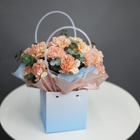 Стильная композиция в сумочке из диантусов и эвкалипта в Коломне