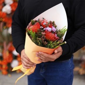 Букет "Капс" из лейко и экзотики в Коломне