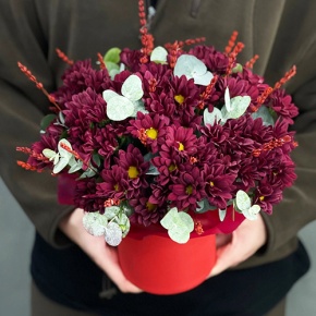 Композиция в шляпной коробке "Кристалл" из хризантем и лаванды в Коломне