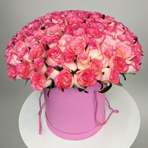 Композиция в шляпной коробке из 101 розы Джумилия в Коломне