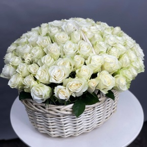 101 белая роза в корзине (40 см) в Коломне