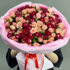 Букет "Рубиновый гранит" из 35 кустовых роз микс (50 см) в Коломне