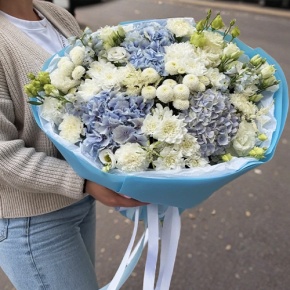 Букет "Голубые облака" из хризантемы, диантусов, Голландской гортензии, дельфиниума и эустомы в Коломне