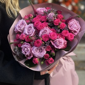 Букет "Малиновый вечер" из кустовых малиновых роз, вероники, лимониума и роз Меритим в Коломне