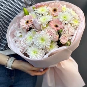 Букет "Дружба" из хризантемы, пионовидной лилии, гербер, диантусов и кустовых роз в Коломне