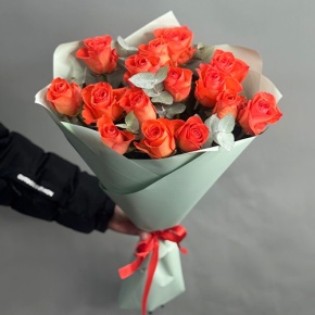 Букет из 15 морковных роз с эвкалиптом (50 см) в Коломне