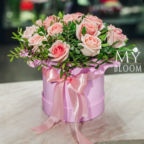 Композиция в шляпной коробке из 15 розовых роз в Коломне