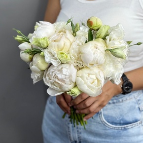Свадебный букет из эустом и пионов в Коломне