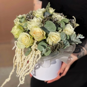 Композиция в шляпной коробке "Чудное мгновение" из 13 роз, эвкалипта, брунии и амарнтуса в Коломне