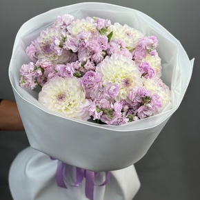 Букет "Чарующий" из георгин и ароматных маттиол в Коломне