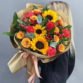 Букет "Ричи" из подсолнухов, альстромерий, гиперикума, роз, скиммии и диантусов в Коломне