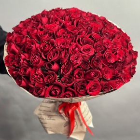 Букет 101 красная роза Кения в крафте (50 см) в Коломне